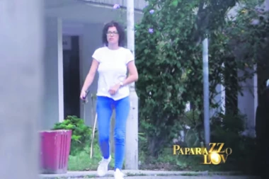 (VIDEO) Šta je bre ovo? Kija Kockar uhvaćena kako kopa po kontejneru!