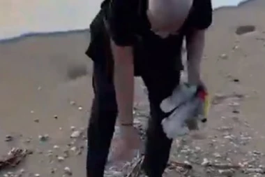 (VIDEO) Kakav car! U ovoj zemlji premijer skuplja smeće na plaži zbog posete lidera Kine