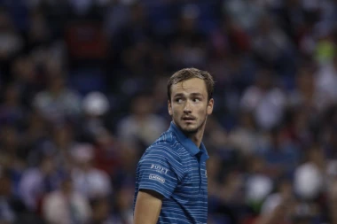 NOVAK MORA DA SE PAZI: Nemilosrdni Medvedev čisti sve pred sobom!