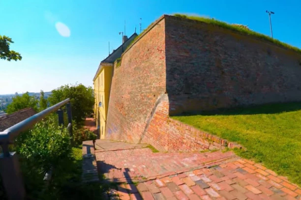 UŽASAVAJUĆA NESREĆA U NOVOM SADU: Mladić pao sa bedema Petrovaradinske tvrđave, zadobio teške povrede!