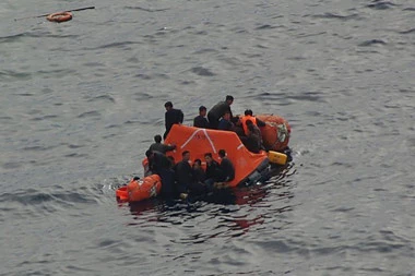 NESREĆA NA MEDITERANU: Prevrnuo se čamac sa oko 80 ljudi