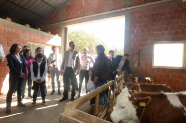 Vučić u Kutlovcu: Pomoć poljoprivrednicima da "čuvaju svoj prag"