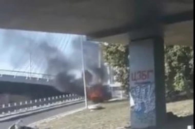 (VIDEO) GOREO AUTOMOBIL NA MOSTU NA ADI! Saobraćaj u tom delu i dalje uaporen