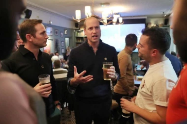 (FOTO/VIDEO) Kultura fudbala, bato: Princ Vilijam i Frenk Lampard gledali Englesku u lokalnom pabu!