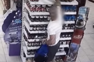 (VIDEO) NAJDRSKIJI HRVATSKI LOPOVI: Splitski Boni i Klajd mirno ušetali u lokal i okomili se na veoma tražen artikal