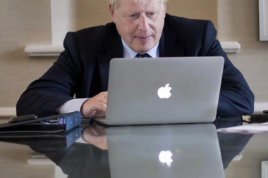 ČUDAN RAZVOJ DOGAĐAJA ILI ZATAŠKAVANJE ISTINE: Javnost u Britaniji preispituje informacije o stanju Borisa Džonsona