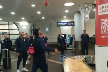 (FOTO/VIDEO) "Orlovi" imali neobičan šuterski trening na aerodromu u Viljnusu!