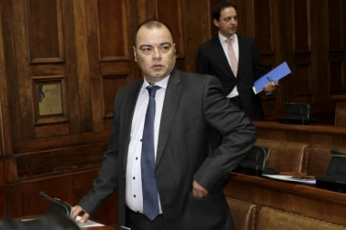 PUKLA LJUBAV IZMEĐU JEŠIĆA I BLOKADERA! Studentima poručio: "Vi ste retardirani, glupi i sramotni!" (FOTO)