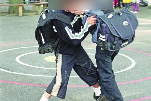 SVAĐA ZAVRŠILA KRVAVO: Učenik srednje škole makazamo izbo drugara!