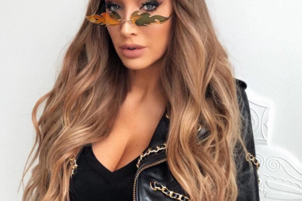 (FOTO) GOGA SEKULIĆ BEZ MUŽA? Pevačica sama sa sinom na moru, A OD NJEGA NI TRAGA NI GLASA!