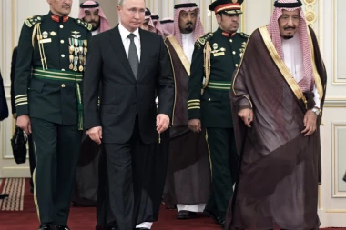 (VIDEO) Putinov izraz lica sve govori: Orkestar iz Rijada je svirao rusku himnu, a onda je usledio šok