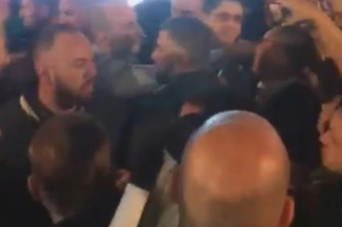 (VIDEO) Đilasove siledžije van kontrole: Napali Marka Ilića koji je građanima delio "Knjigu o Beogradu", a onda su uradili nešto još bestidnije!