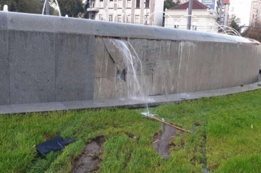 (FOTO) Ozbiljna šteta, poplavljen put! Evo kako izgleda fontana na Slaviji nakon saobraćajke