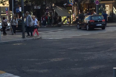 (FOTO SA LICA MESTA) Karambol u centru Beograda: Autom se zakucao u baštu picerije!