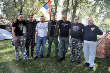 Mi smo borci, nismo socijalni slučajevi! Ratni vojni veterani već 11 noći spavaju pod vedrim nebom