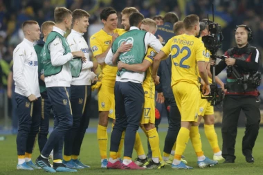 (VIDEO) Neko mu je sipao drogu u piće: Fudbaler Ukrajine potpuno poludeo slaveći plasman na EP!