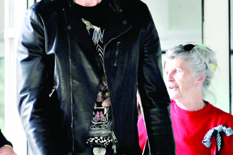 POLICIJA DOBILA POZIV - DARKO KOSTIĆ ZATVORIO MLADIĆA U OSTAVU: Vezao ga kanapom, dao nešto belo da popije i pretio da će ga ubiti?!