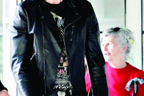 POLICIJA DOBILA POZIV - DARKO KOSTIĆ ZATVORIO MLADIĆA U OSTAVU: Vezao ga kanapom, dao nešto belo da popije i pretio da će ga ubiti?!