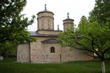 Manastiru koji čuva neželjenu i bolesnu decu hitno potrebna pomoć!