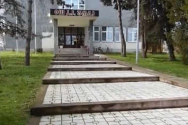 Skandalozan napad u Sremskoj Mitrovici! Učenik tukao direktora škole, sedištem od bicikla ga udarao po glavi!