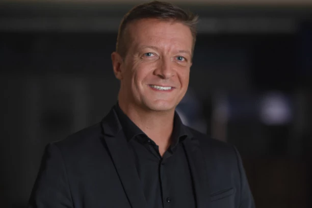 NIKAD VIĐENA FOTKA MAŠANA LEKIĆA IZ MLADOSTI: Voditelj sve ŠOKIRAO uspomenom, niko ne veruje da je imao DUGU KOSU!