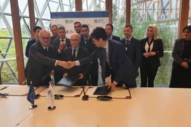 (FOTO) VELIKI DAN ZA BEOGRAD! Vesić potpisao ugovor: Izgradnja kanalizacije na levoj obali Dunava počinje na proleće!