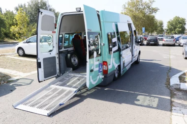 Vučić: Oduzimanjem kombija za osobe sa invaliditetom oduzima se nada