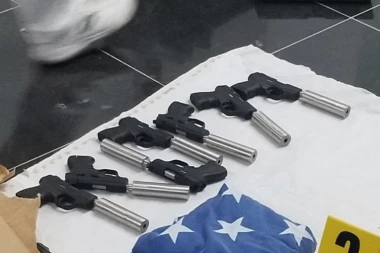 (FOTO) PUŠKE I MUNICIJA DO KROVA: Uhapšeni Šveđanin i Srpkinja, u stanovima krili nenormalne količine oružja!