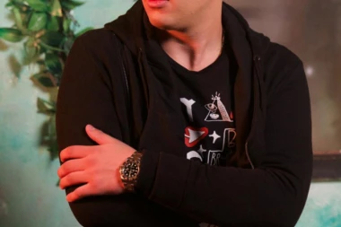 (VIDEO) DRAMA POVODOM NOVE PESME! Mladi pevač za malo završio na sudu sa fanom!