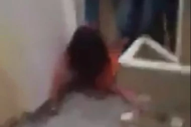 Uznemirujući video: Čovek izbacuje ženu iz stana dok nesrećno dete zapomaže "mama, mama"