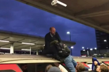 (VIDEO) U Londonu sasvim drugačiji protesti: Besni građani napali demonstrante koji su blokirali saobraćaj