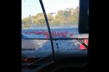 (VIDEO) Nesvakidašnja havarija na mostu na Adi: Zbog loma i stakla, automobili nisu mogli da se kreću!