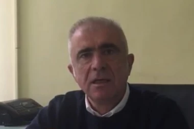 Otkriveno zašto je đak nasrnuo na direktora škole: Ovo je prosvetar kojeg je dečak (14) gađao sedištem bicikla!