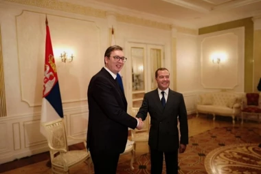 Medvedev na Tviteru najavio posetu Srbiji rečima "Rusija i Srbija su partneri u ekonomiji i politici"...