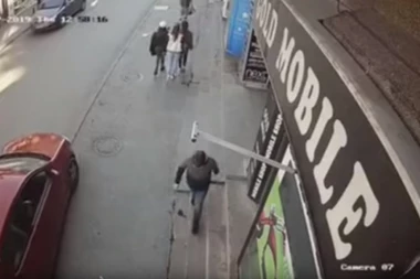 (VIDEO) Napravio polukružni, pa zapucao usred bela dana! Kamere snimile pokušaj likvidacije u Novom Pazaru