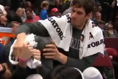 (VIDEO) Ne diraj lava dok spava: Dončić se našalio sa Bobijem, pa se pokajao!