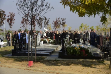 Majka se ne odvaja od krsta gde počiva njen sin: Porodica obeležila 40 dana bez Grua!