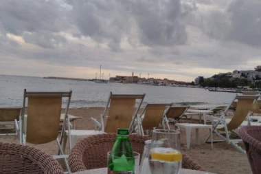 SRPKINJE "OPERIŠU" PO BUDVI: Sačekaju da turista uđe u more, pa ga opelješe, jednu uhvatili iz zasede!