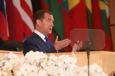 MEDVEDEV JE POMENUO NUKLEARNI RAT! Iz Moskve upućena poruka Zapadu - ČULO SE I: TREĆI SVETSKI RAT!