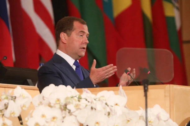 MEDVEDEV JE POMENUO NUKLEARNI RAT! Iz Moskve upućena poruka Zapadu - ČULO SE I: TREĆI SVETSKI RAT!