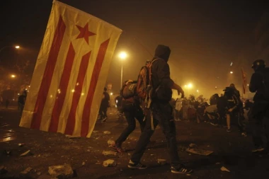 (VIDEO) Barselona u plamenu! Peti dan protesta, žestoki sukobi demonstranata i policije