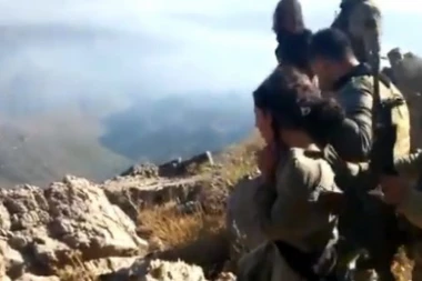 (UZNEMIRUJUĆI VIDEO) Horor snimak kruži internetom: Turski vojnici bez milosti ubijaju Kurde