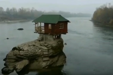 (VIDEO) Zbog ove neobične kućice udvostručio se broj Kineza u Srbiji: Zbog bisera na Drini prelaze na hilljade kilometara