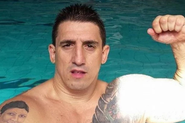 (FOTO) Skinuo se Kristijan Golubović! Ostao samo u boksericama: Svi mu gledaju u buzdovan!