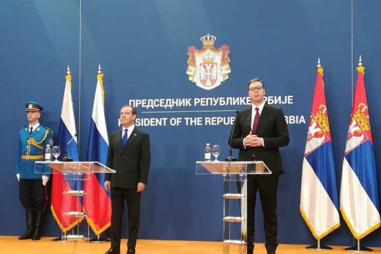 Vučić na konferenciji sa ruskim premijerom: Srbi i Rusi neće dozvoliti prekrajanje istorije