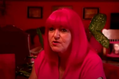 Ceo svet bruji o CRVENOJ ZORKI! Od 18 nosi sve crveno, a kada vidite u kakvoj kući živi neće vam biti dobro od ove boje