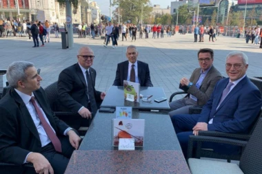 (FOTO) Vesić rame uz rame s ruskom braćom na Dan oslobođenja Beograda