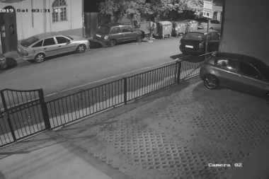 (VIDEO) Još nisu uhvaćeni mladići koji tokom noći OBIJAJU KOLA PO VRAČARU, stanari zabrinuti!