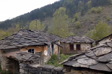 (VIDEO, FOTO) Zavirite u najčudnije selo u Srbiji! Kuće su od kamenih krovova, a priroda nestvarna!