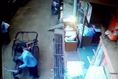 (VIDEO) Neverovatno! Dečak preživeo pad sa drugog sprata, kamere zabeležile sudbonosni trenutak
